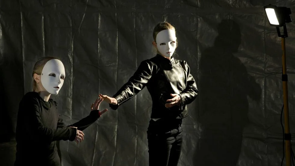 Det ska utredas om Teater vilja, som här spelar "Ut på yttersta grenen från 2015" också ska få pengar när kulturfonder avvecklas. (Arkivbild)