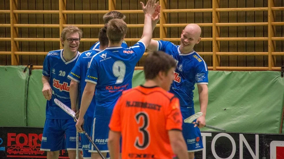 JUBEL. Poängkungen Oskar Forsgren (th) var inblandad i sju av nio mål (5+2) vid lördagens match mot Luleå IBK.