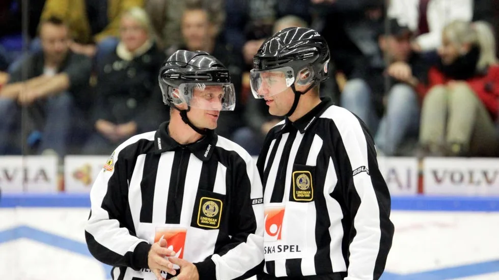 JVM. Emil Yletyinen (till höger) dömer junior-VM i Buffalo. Rosvikskompisen Janne Sandström, som ofta dömer tillsammans med Emil i SHL,  får vara hemma och vakta Emils hund. (arkivbild)