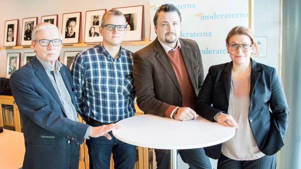 Moderater. Rolf Höglund och Per Tjärdalen från nomineringskommittéerna, partiombudsmannen Fredrik Lundström och distriktsordföranden Linda Frohm presenterar förslagen till listor inför valet.