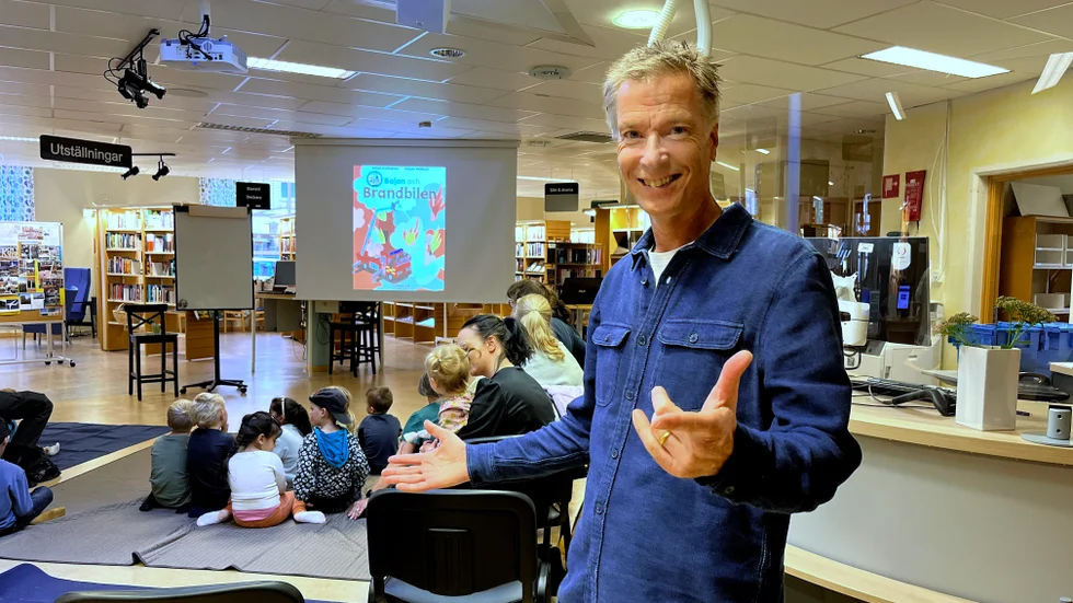 Johan Anderblad, författare till barnböckerna om Bojan, besökte Boxholms bibliotek under sin författarturné "Det tutar och blinkar".