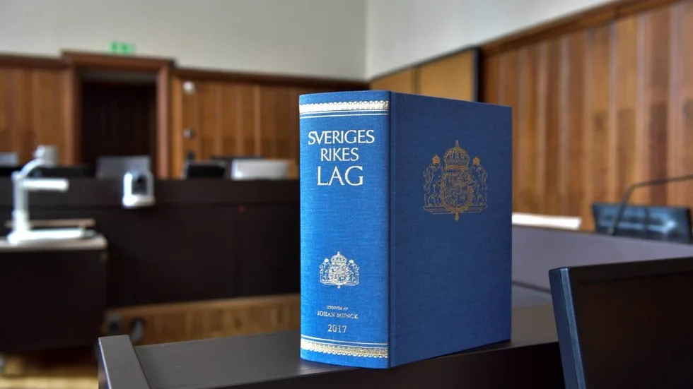 Slipper fängelse. Den våldsamma pappan, som attackerade dotterns pojkvän och kompis, döms skyldig till misshandel men slipper fängelse om han sköter den villkorliga domen. (Arkivbild)