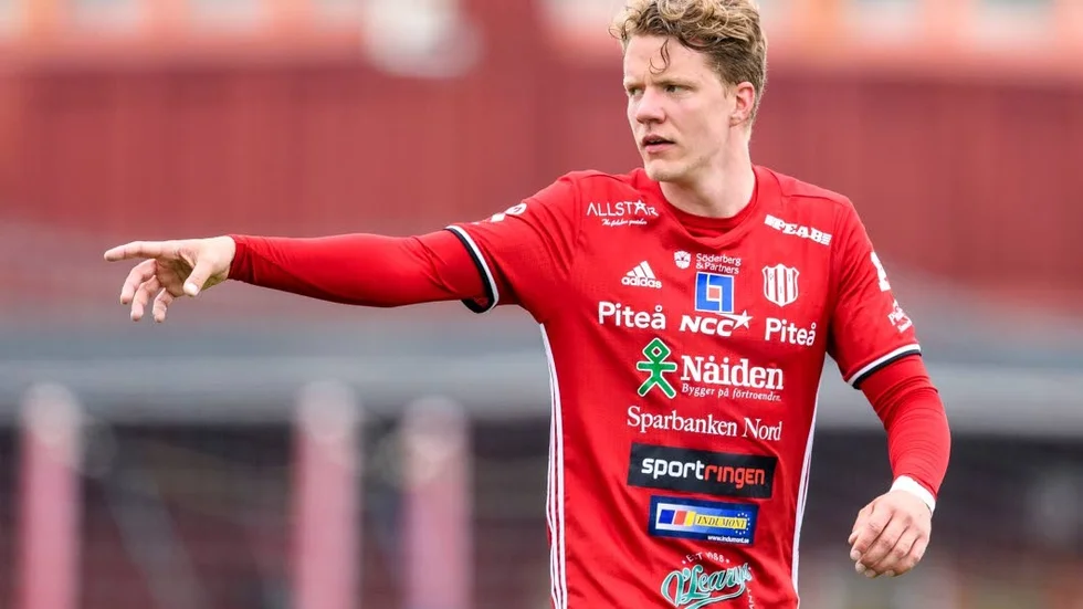 PEKAR MOT KVAL. Robert Hammarstedt siktar på att knipa den åtråvärda kvalplatsen i division 2 som kan leda tillbaka till division 1 där Robert och PIF spelade ifjol. Ett stort steg kamn laget ta om man vinner mot Timrå under lördagen.
