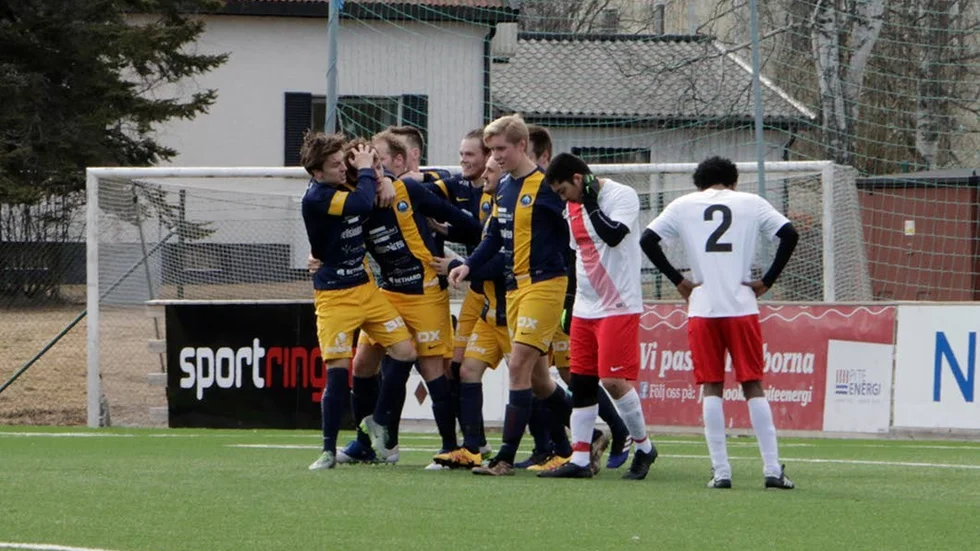 STRAFF. Fyra spelare straffas nu efter händelserna i matchen Jokkmokk-Munkan. (Arkivbild)