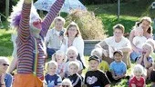 Papa Dave, clown från Söderköping och Australien, gladde barn och vuxna när Armbandets förskola firade 25-årsjubileum.
FOTO: ROBERT SVENSSON