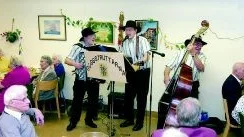 Lennart "Kingis" Lindskog har startat en helt ny musiktrio, Gubbstruttarna, tillsammans med två gamla kända musikanter. Första spelningen var på Gustav Adolfs pensionärsförening och här ses från vänster Herlog Gustavsson, Roland Cratz och Kingis själv.
FOTO: ANITA KJELLBERG