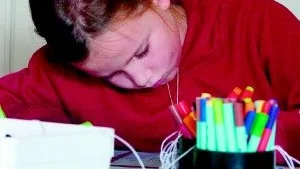 Emilia Creutz är fördjupad i sin teckning.
FOTO: TITTI OLOVSSON