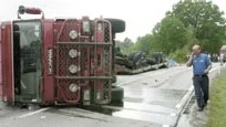 Malvikenkurvan på 51:an blockerades när en långtradare välte. Bärgare Micke Svensson bedömde att arbetet med att få bort bilen skulle ta flera timmar, och kräva en mobilkran.
FOTO: TITTI OLOVSSON