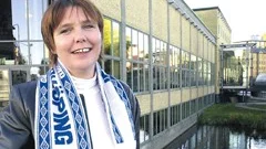 Alice Åström från Vaggeryd i Småland har öppet deklarerat att hon vill bli vänsterns nya partiledare. Igår var hon på besök i Norrköping och fick ta emot en IFK-halsduk som tack. Men hjärtat klappar snarare för småländska ishockeylaget HV71.
FOTO: JANNE FORSBY