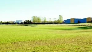 Ytor finns. Här på Himmelstalundsområdet finns bl a (fr v) den stora Himmelstalundshallen, curlinghallen under uppbyggnad och Racketstadion. Men också lediga ytor till andra satsningar.FOTO: ROBERT SVENSSON
