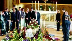 Familjens avsked.  Brodern Håkan Polhammar tar ett sista farväl av Lennart framme vid kistan, omgiven av sina nära och kära.Vackert och ljust.  Solens sneda strålar föll in över blomsterprakten och kistan framme vid altaret i Hedvigs kyrka. Ceremonin var vacker, ljus och värdig.