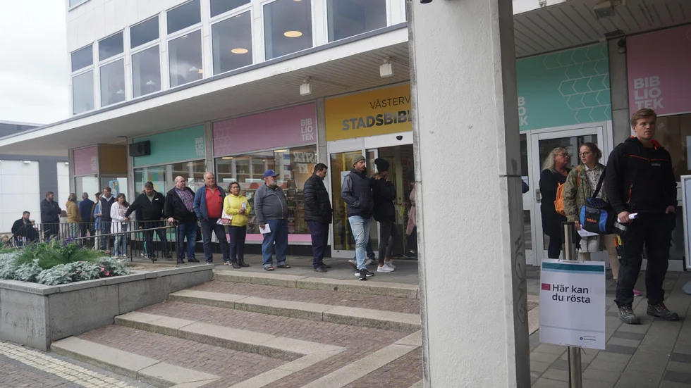 På fredagseftermiddagen ringlade sig kön lång till förtidsröstningen i Västervik. 
