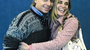 Farmen-vinnaren Christian Gergils får en grattiskram av programledaren Filippa Lagerbäck.
FOTO: JACK MIKRUT/PRESSENS BILD