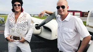 Elvis, som egentligen heter Thomas Lindberg, och Johan Hammarström landade på Kungsängens flygplats i lördags. Johan Hammarström är hörselskadad, men har ändå lyckats ta flygcertifikat. Thomas Lindberg är också hörselskadad och uppträdde på Hörselskadades Riksförbunds kongressfest på lördagskvällen.
FOTO: JANNE FORSBY