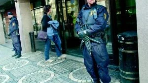 Poliser med automatvapen redo vaktade i går utanför förvaltningshuset Rosen där sessionssalen tillfälligt blivit rättegångssal. Den höga säkerhetsnivån beror på en hotbild mot en av de inblandade i den stora ekohärvan.
FOTO: NICLAS SANDBERG