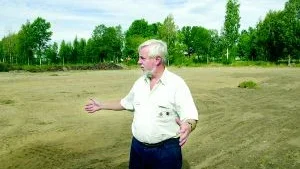 "Här ute ska vi resa upp det gamla bolltältet från Bollspelaren och förse det med riktigt fint konstgräs inuti, för att få bästa tänkbara träningsmöjligheter", säger Anders Lindström, ordförande i Eneby BK som är ny ägare av det gamla bolltältet.
FOTO: JANNE FORSBY