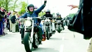 Fler motorcyklar än någonsin körde sakta genom stadens gator för att hälsa våren välkommen. Det här är ett säkert tecken på att våren och värmen är här, utbrast en åskådare när motorcykelkortegen dröjde. Men när de väl kom, ja då tycktes de aldrig ta slut. 
FOTO: ROBERT SVENSSON