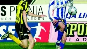 Stefan Persson försöker ta sig förbi en Växjö-spelare på Idrottsparken.
FOTO: OLA AXMAN