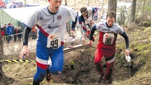 Action vid varvningskontrollen intill målområdet. Henric Brohede, Kils OK har stångat sig blodig mot terrängen. Här följd av Rune Olsson från skånska Pan-Kristianstad.
FOTO: NILS SJÖDIN