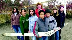 Selma Samlija, Frida Wallentin, Nava Zolgharnian, Alexander Jansson, Alexander Brunius, Sofia Holmberg, Clarissa Gahlin-Fransson och skolans rektor Åsa Svensson är alla upprörda över helgens vandalisering av fotbollsmålen på grusplanen intill Klockaretorpsskolan.
FOTO: NICLAS SANDBERG