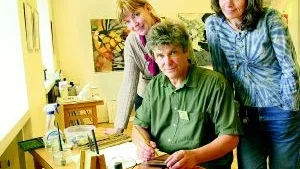 Ulf Ekervik gör grafik och för ögonblicket beundras han av kollegerna Anna Beve och Anneli Lindberg. Konstnärerna ska arbeta i sina ateljéer när det är "Kultur i skymning".
FOTO: JANNE FORSBY