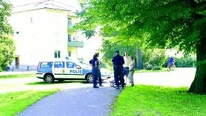 Kristina och Lars Boquists treårige son hade tur och klarade sig utan skador från den lösspringande rottweilerns bett. Paret kallade på polis direkt efter händelsen. 
FOTO: SUSANNE LUNDBÄCK