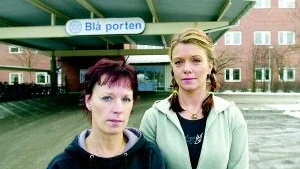 Britt Wiklund och Susanne Aronsson tvingas sluta på ortopedavdelningen där de båda stortrivs. - Otryggheten är jobbig att leva med, både ekonomiskt och socialt. Jobbet är ju en stor del av ens liv, säger Britt.
FOTO: ROBERT SVENSSON