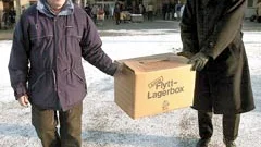 Lennart Molin, ordförande och Hans Göran Säwar, kommundelsdirektör, packade ihop papperen från södra kommundelsnämnden igår. Nu tar facknämnderna över de 31 ärenden som är under behandling.
FOTO: ANITA KJELLBERG