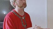 Dick Harrison är en omtyckt föreläsare. Han gör gärna en show av sitt framträdande, undervisar han sina studenter om tidig medeltid kan han göra det i en medeltida kjortel, ett plagg som användes av både män och kvinnor under medeltiden.
FOTO: KENNET RUONA