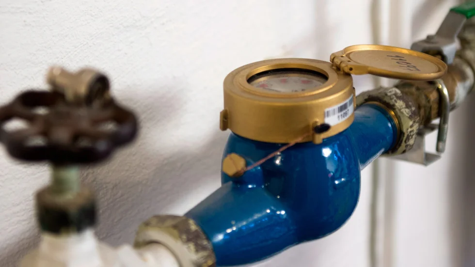 Västervik miljö och energi har påbörjat arbetet med att byta ut alla vattenmätare till digitala. Men det ligger på varje fastighetsägare att ordna en konsol och den kan kosta tusenlappar.