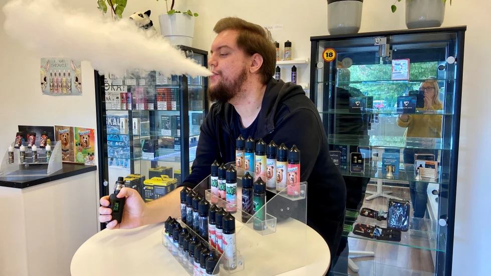 De flesta vill ha nikotin i sina vapes, medan andra som väljer utan nikotin mer vill ha något att puffa på, förklara Kasper Stenbom på Vape More i Eneby.