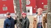 Lugn och ro och en skolgård gjord för lek är några av argumenten för att låta sexorna vara kvar på Lotorps skola. Niclas, Erik och Anette vill nu att kommande sjätteklasser också ska få den möjligheten.
FOTO: GUNNAR JOHANSSON