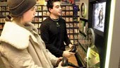 Microsofts spelmaskin Xbox har haft en seg start i landet. Folkbladets praktikant Henrik Karlsson och Nima Norouzi, butikschef på Game Shop i Norrköping, provspelar.
FOTO: JANNE FORSBY