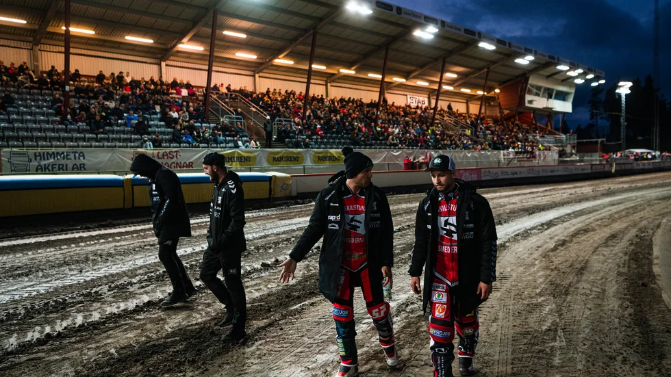 Smedförare inspekterar banan i kvällens semifinal mot Rospiggarna som blev inställd.