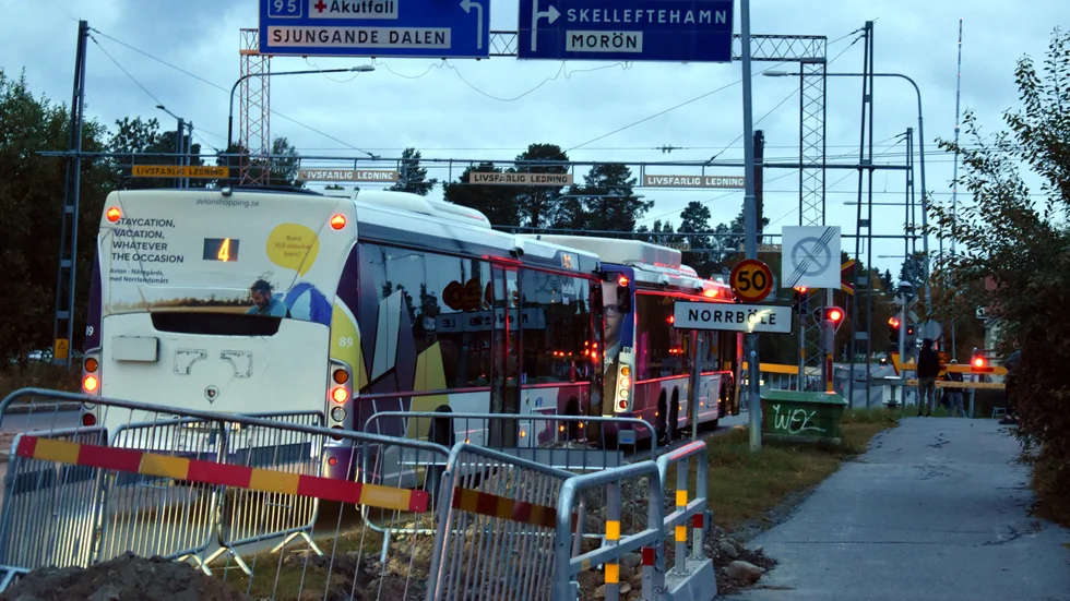 Flera bussar satt fast vid övergången vid Lasarettsvägen och fick backa för att ta sig därifrån.