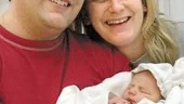 Pappa Patrik Häll och mamma Madelen Gustafsson med lille Albin, först ut under det nya året.
FOTO: JANNE FORSBY