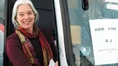 Buss ersatte tåg. Nina Hallberg hade bokat tågbiljett från Norrköping till Uppsala för att slippa de hala vintervägarna. Men så blev det inte - hon fick åka buss i stället.  Man undrar hur vintervädret kan komma som en överraskning för SJ varje år, säger hon.
FOTO: HASSE JOHNSSON