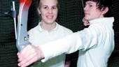 Att vinna klass HF 13 i Vallonträffen var bara ett delmål för Johnny Henningsson. Johnny siktar nämligen på bågskyttelandslaget. Till vänster Elin Kättström, som redan är med i Blågult.
FOTO: GUNNAR JOHANSSON