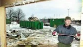 Nu rivs den gamla övergivna bensinmacken vid Stockholmsrondellen och kommer att ersättas av en ny stor McDonald´s-restaurang med 45 anställda. Sten-Åke Holmer från Kristinehamn arbetar med rivningen och i bakgrunden skymtar Statoil och OK-mackarna på andra sidan rondellen.
FOTO: ANITA KJELLBERG