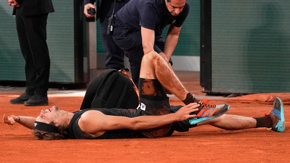 Alexander Zverev skadade flera ledband i höger fotled på Roland Garros grus. Arkivbild.