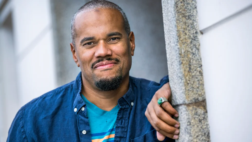 "Problemet är ju att det finns en massa ungdomar som inte kan eller vill drömma om något annat än att vara kriminella. Som låtsas vara kriminella", säger Johannes Anyuru.