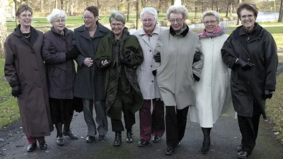 Systrar kallas man om man är med i Rebeckalogen. Anita Lindström, Solveig Renell, Christina Broman, Inge-Lotte Lindblom, Svea Carlinger, Birgitta Strömstedt, Anne Marie Holmberg och Gun-Britt Holmlund är ämbetsmän i Rebeckalogen nummer 72 Emelie som i år firar tio-årsjubileum.
FOTO: TITTI OLOFSSON