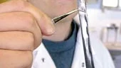 Kemisten Robert Kronstrand vid statliga Rättsmedicinalverkets rättskemiska avdelning i Linköping kan genom håranalys se om någon använt sig av narkotika så långt bak i tiden som ett år.
FOTO: JANNE FORSBY