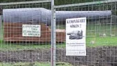 "Kanonägare sökes" så står det på skylten på stängslet som inhägnar området där det grävts efter kanoner. I går kom det en kanon på plats, men den är sannerligen inte äkta, och visst vore det väl roligt att få veta vem som har sådan humor...
FOTO: KAJSA JUSLIN (praktikant)