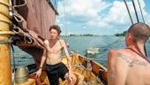  Det är jävligt kul att vara ute och segla, säger Kristoffer Lagg när han styr in mot Norrköpings hamn.
FOTO: HENRIK FLYGARE