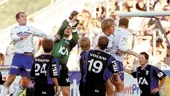IFK Göteborgs målvakt Bengt Andersson boxar bort en hörna. Jonas Wallerstedt hoppar till vänster och Mattias Östberg och Fredrik Bild till höger. Men i går var det Blåvitt som nådde högst.
FOTO: CAMILLA JOHANSSON