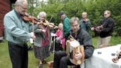 I nästan varje litet hörn av Regna hembygdsgård bjuder spelmän på musik. Här ses Kurt Ehlert, Margareta Höglund, Björn Ek, Göran Eriksson och Lasse Mårtensson.
FOTO: TITTI OLOVSSON