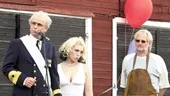 Från och med i lördags skapar konstsmeden Christer Wide (till höger) sina verk i den nya smedjan i Hantverksbyn. Imitatören Göran Gabrielsson deltog under invigningen och i rollen som Carl XVI Gustav klippte han bandet. Artisten Sofie Brusell, som i våras kom tvåa i tävlingen Sikta mot stjärnorna, uppträdde i rollen som Marilyn Monroe.
FOTO: MARTIN ROTH
