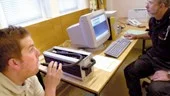 Den misstänkte blåser i munstycket och efter några minuter visas resultatet på dataskärmen. Därefter kan provtagaren fylla i rapporten i datorn och provtagningen är klar på en kvart mot tidigare 45 minuter. I det här fallet var den misstänkte (Folkbladets reporter) oskyldig. 
FOTO: SUSANNE LUNDBÄCK