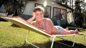 Sol ute  men solbränna inne. Häromdagen var temperaturen vid middagstid 23 grader och solen sken. Men Marie Kindkvist på Solcenter hade ändå kunder.
FOTO: NICLAS SANDBERG